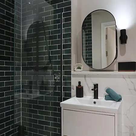 Centre Walk Away From Train Station Apartment