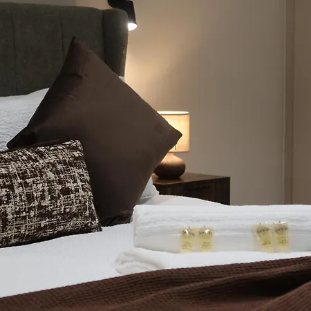 Apartment Centre With Town Clock Views, Walk Away From Train Station Leeds (West Yorkshire)