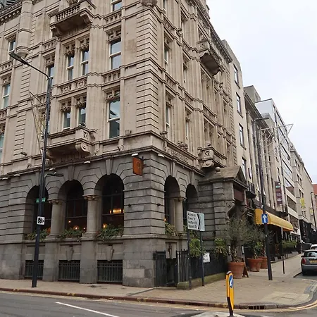 Centre Walk Away From Train Station Apartment *
