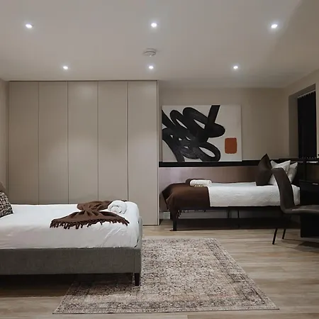 The Maison - Town Clock Views, 5 Min Walk To Train Station * Leeds (West Yorkshire)