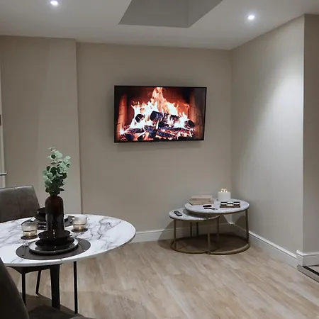 Apartment Centre With Town Clock Views, Walk Away From Train Station *