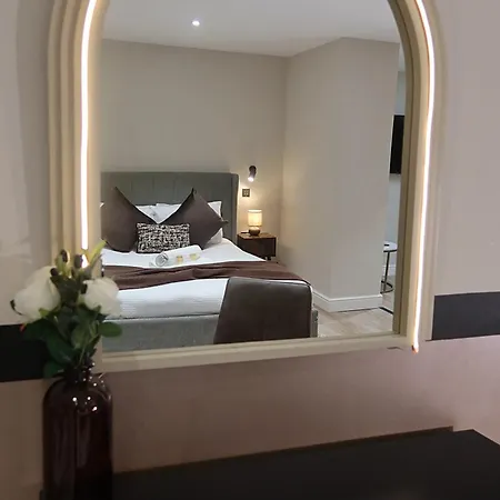 Centre With Town Clock Views, Walk Away From Train Station Apartment *
