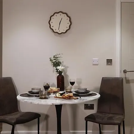 Apartment Centre With Town Clock Views, Walk Away From Train Station Leeds (West Yorkshire)