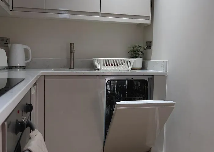 The Maison - Town Clock Views, 5 Min Walk To Train Station *