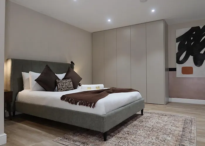 The Maison - Town Clock Views, 5 Min Walk To Train Station * Leeds (West Yorkshire)