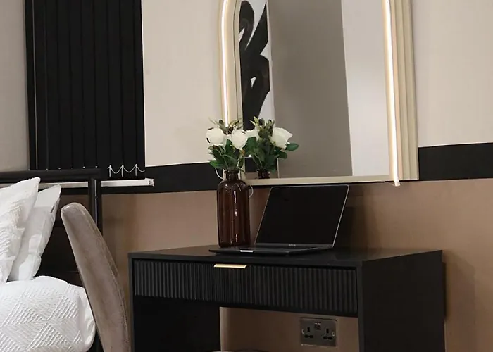 The Maison - Town Clock Views, 5 Min Walk To Train Station