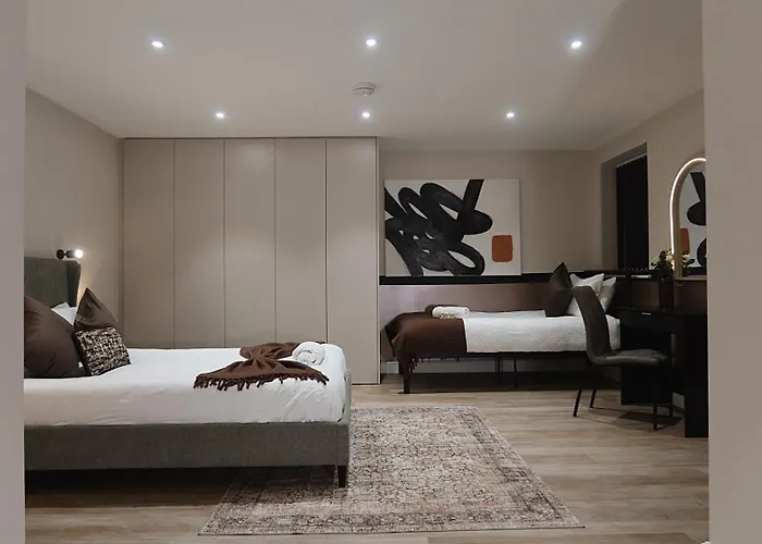 The Maison - Town Clock Views, 5 Min Walk To Train Station * Leeds (West Yorkshire)