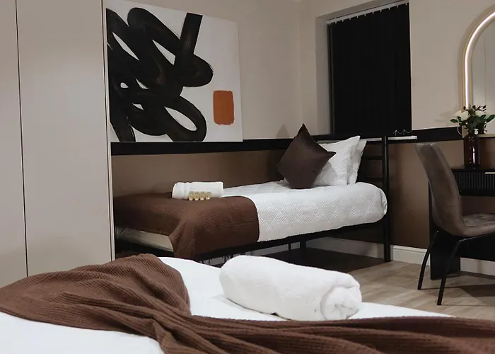 The Maison - Town Clock Views, 5 Min Walk To Train Station *