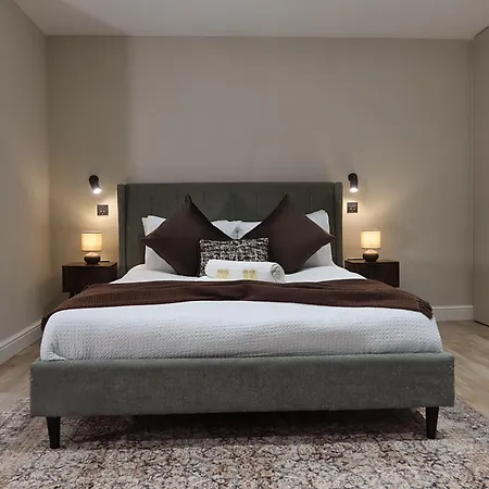 The Maison - Town Clock Views, 5 Min Walk To Train Station Apartment Leeds (West Yorkshire)