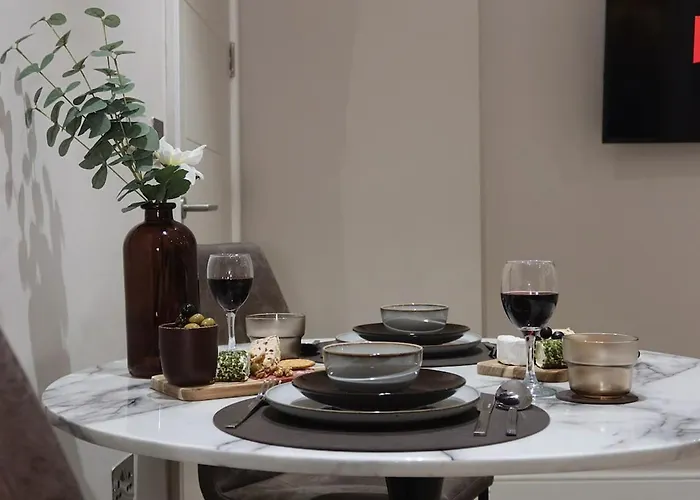 The Maison - Town Clock Views, 5 Min Walk To Train Station *