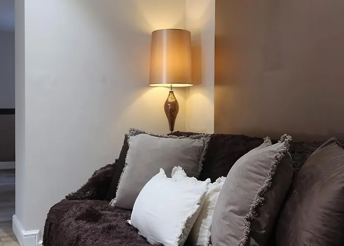 The Maison - Town Clock Views, 5 Min Walk To Train Station Apartment *