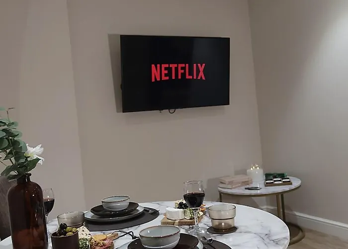 The Maison - Town Clock Views, 5 Min Walk To Train Station Apartment Leeds (West Yorkshire)