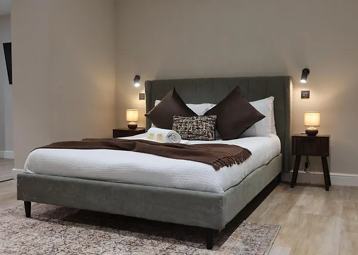 Apartment The Maison - Town Clock Views, 5 Min Walk To Train Station *