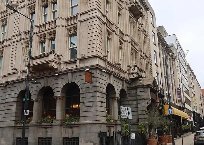 The Maison - Town Clock Views, 5 Min Walk To Train Station Apartment *